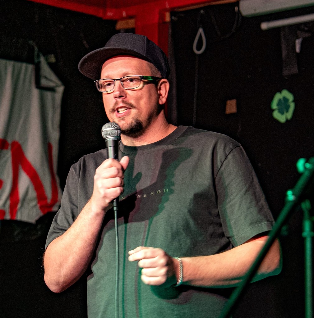 Becki bei einem Comedy-Auftritt mit Mikrofon