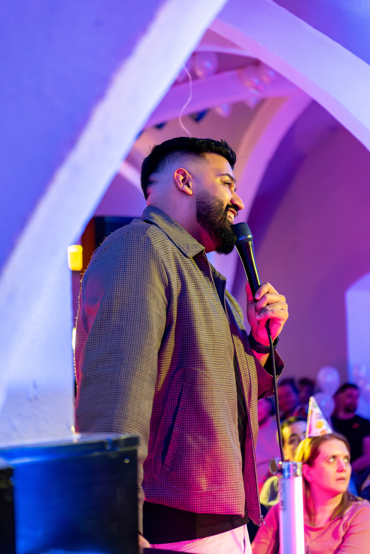 Yahya Pervaiz bei einem Comedy-Auftritt im Green Leaf Café